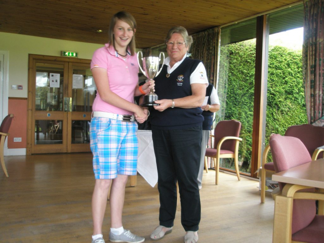 Presenting Kate McIntosh with the Junior Championship. Photo courtesy of Tracy Laughland